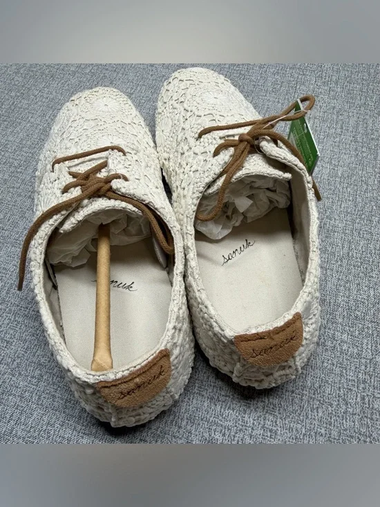 Sanuk Women's Bianca Crochet Lace Up flats - Picture 6 of 11